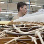 Étudiants dans un atelier de restauration et de tapisserie d’ameublement à l’ÉÉAM, à Montréal.