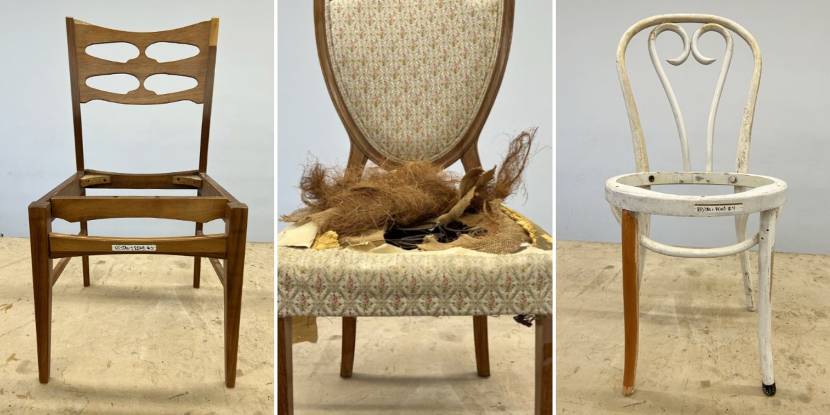 Chaises anciennes pour un atelier de restauration et de tapisserie d’ameublement à l’ÉÉAM, à Montréal.