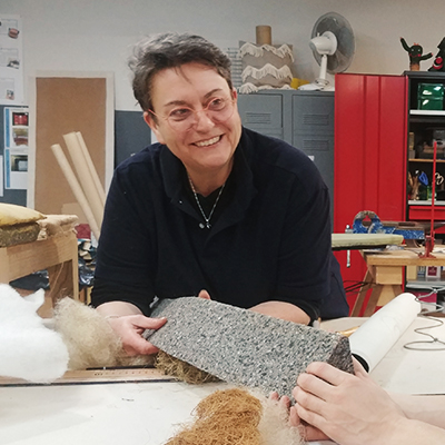 Catherine Auguste est experte en tapisserie d’ameublement, formatrice experte pour un atelier à l'ÉÉAM, Montréal.