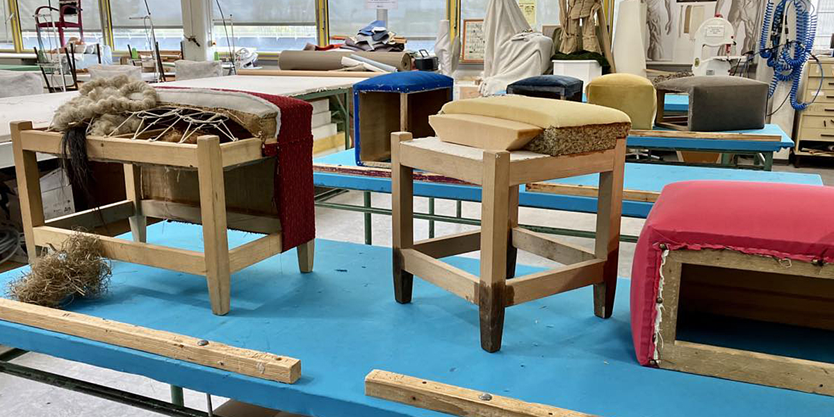 Exemples de sièges rembourrés pour une formation spécialisation en tapisserie d'ameublement à l'ÉÉAM, Montréal.