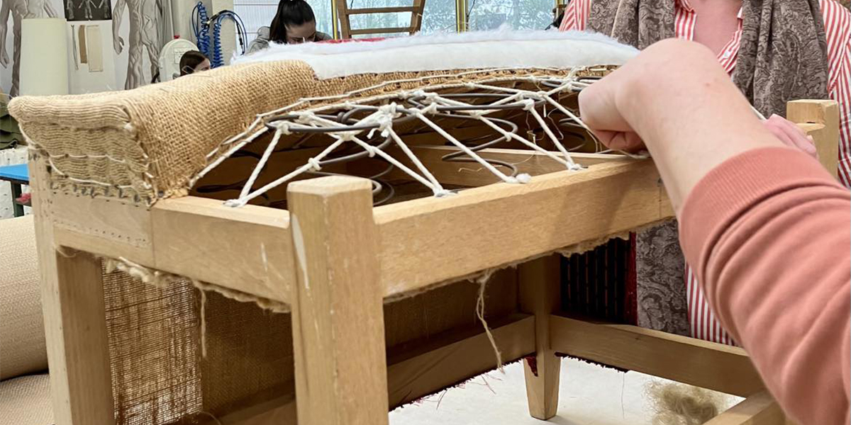 Exemple de siège rembourré dans un atelier de restauration et de tapisserie d’ameublement à l’ÉÉAM, à Montréal.