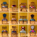 Chaises restaurées durant l’atelier collaboratif de restauration et tapisserie d’ameublement à l’ÉÉAM dans le cadre d’un échange international.