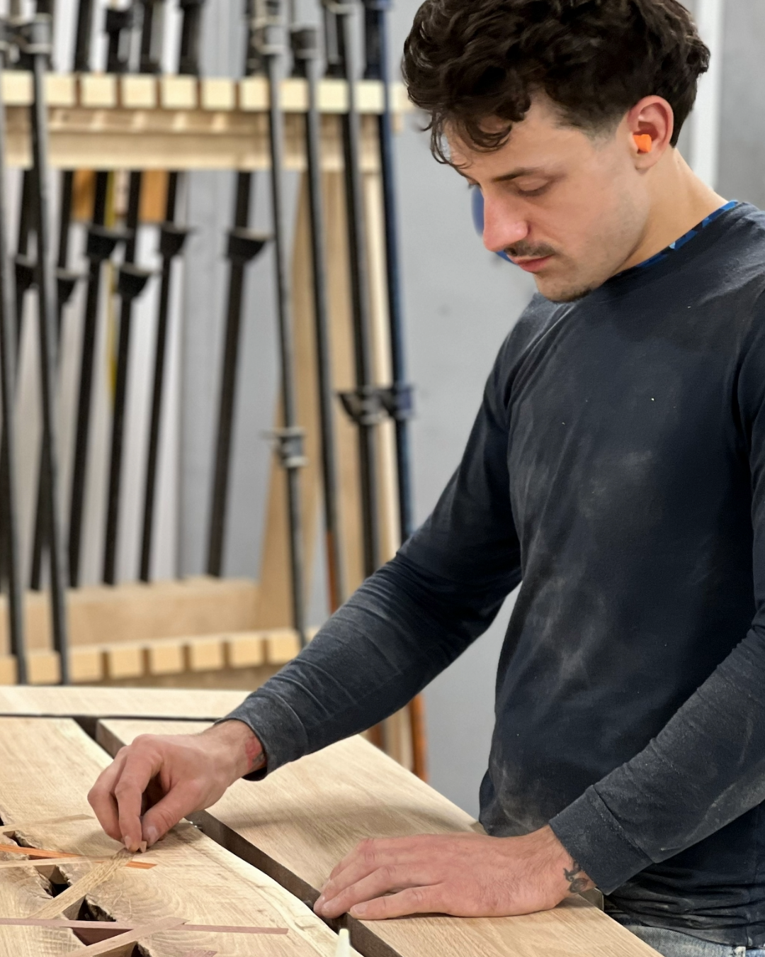Étudiant de la formation collégiale en ébénisterie d'art en action en atelier.