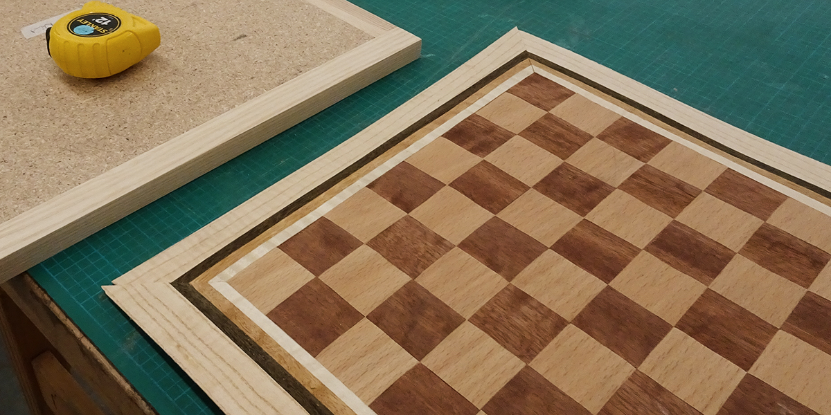 Jeu d’échecs en marqueterie de placages de bois réalisé à l’École d’ébénisterie d’art de Montréal