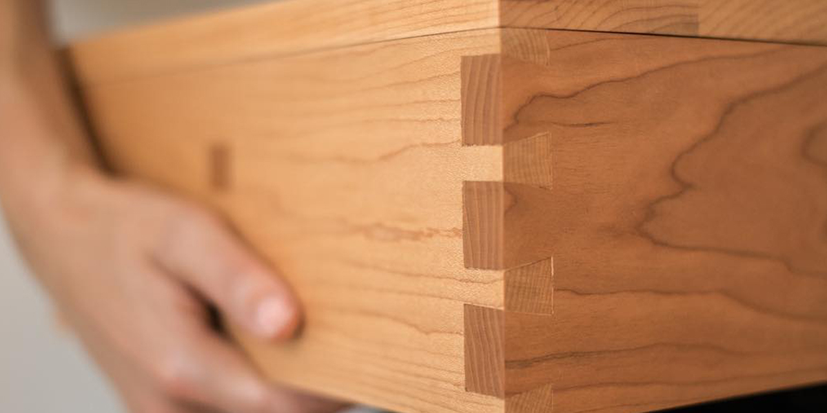 Coffret en bois avec assemblages à queues d’aronde réalisé à l’École d’ébénisterie d’art de Montréal