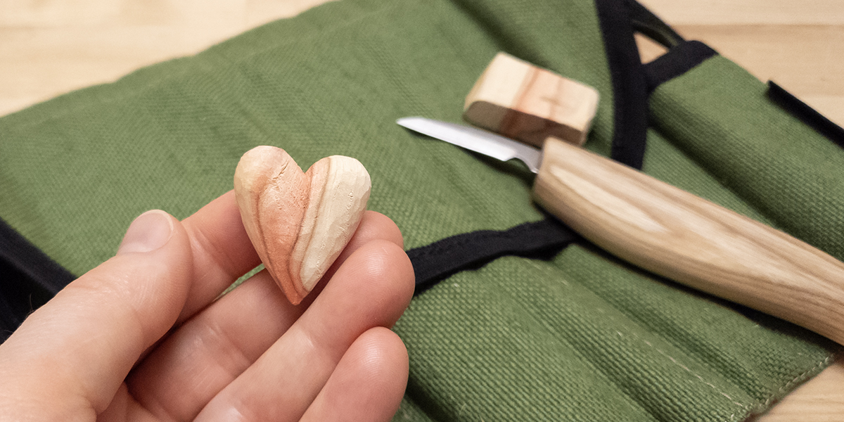 Coeur en bois sculpté au couteau à l’École d’ébénisterie d’art de Montréal.