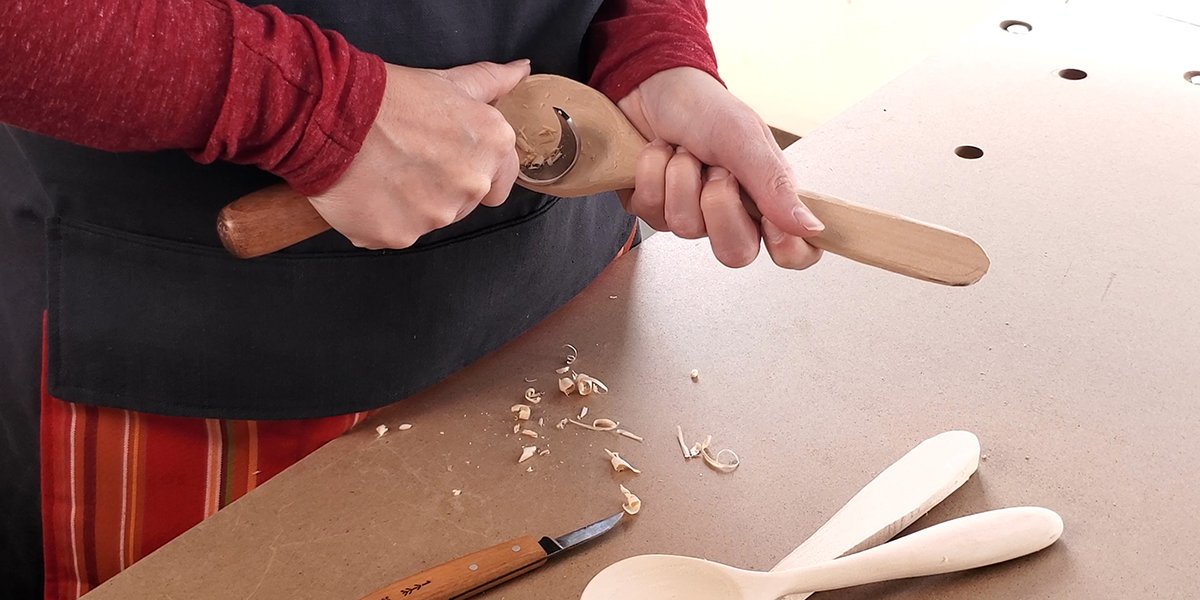 Cuillère en bois sculptée au couteau à l’École d’ébénisterie d’art de Montréal.
