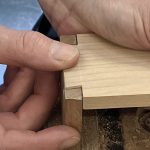 Mains testant un assemblage à queue d’aronde en bois réalisés à l’École d’ébénisterie d’art de Montréal