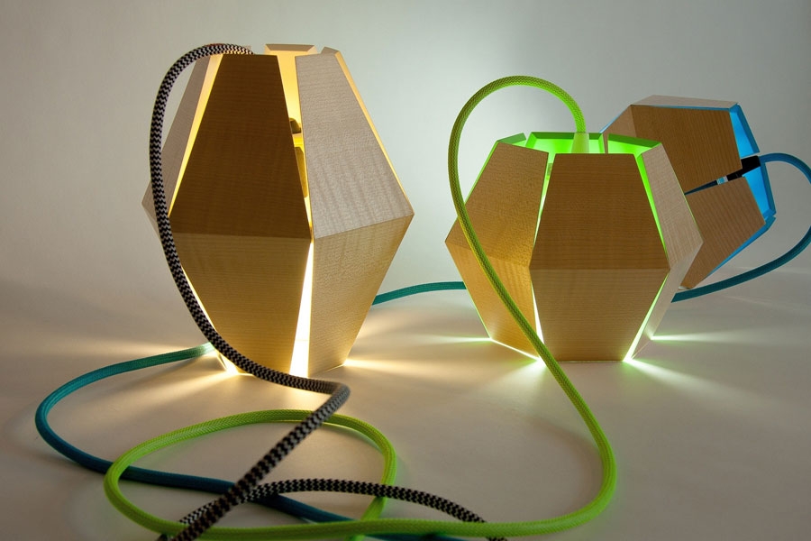 Lampe en bois, réalisée durant la formation collégiale technique en métiers d’art, option ébénisterie artisanale, à l’École d’ébénisterie d’art de Montréal.